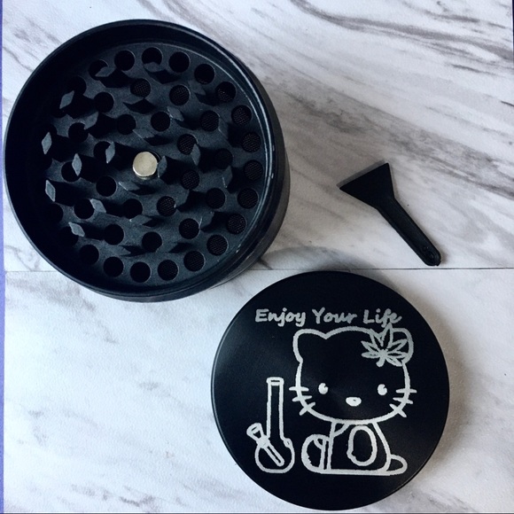Kitchen grinder hello kitty grinder 2.2” 55mm - Picture 2 of 8